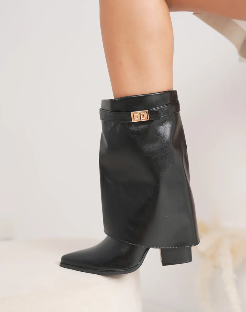 Bottes femme noires vernies à revers avec lanière dorée et talon carré