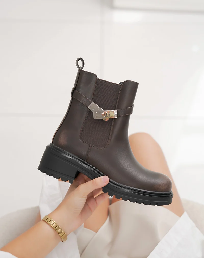 Bottines femme marron style Chelsea à lanière argentée et semelle crantée