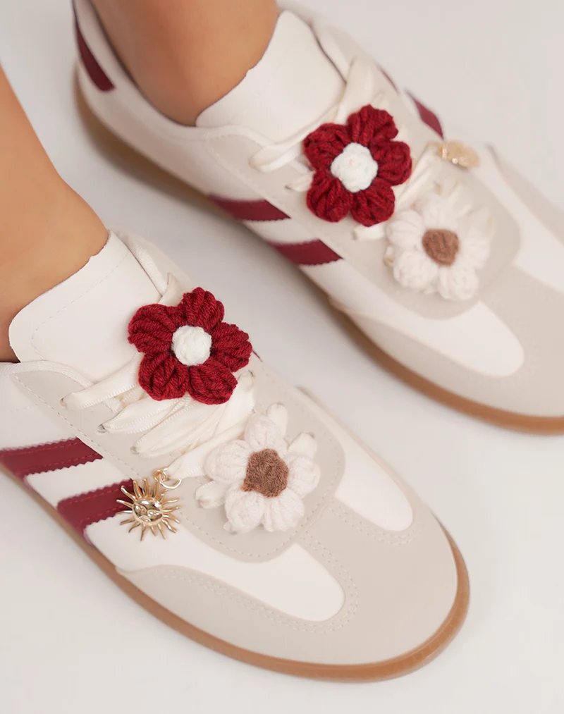 Basket femme beige à breloque fleur et détails bordeaux élégants