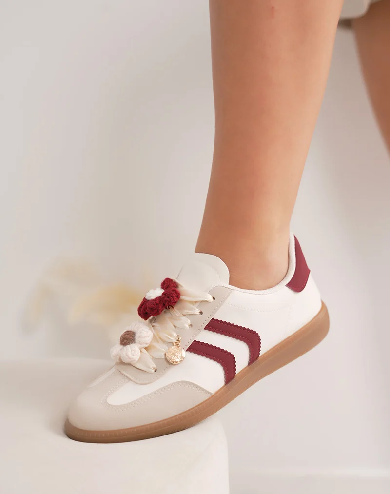 Basket femme beige à breloque fleur et détails bordeaux élégants