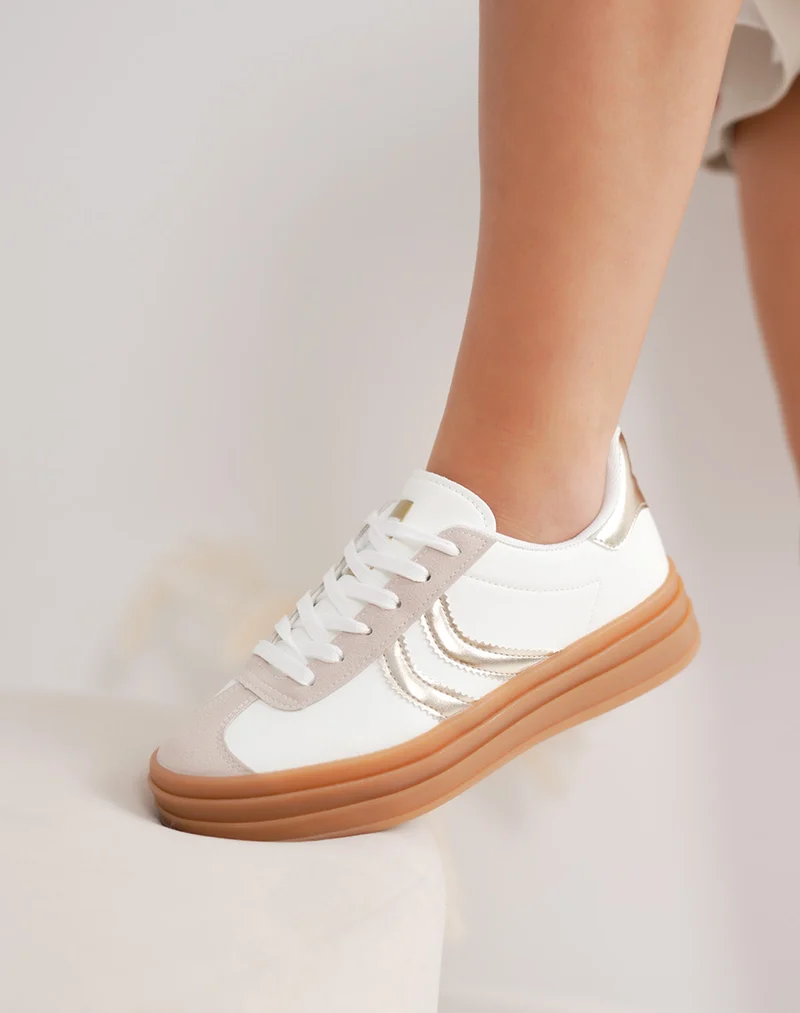 Basket femme blanche à bandes dorées et semelle marron tendance