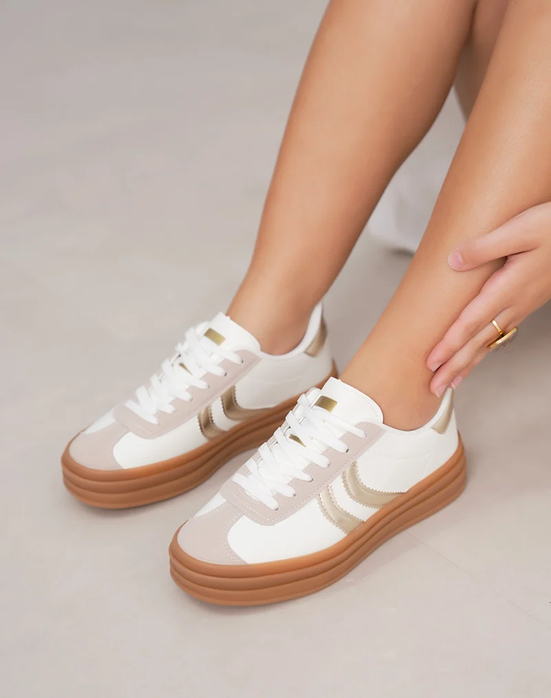 Basket femme blanche à bandes dorées et semelle marron tendance
