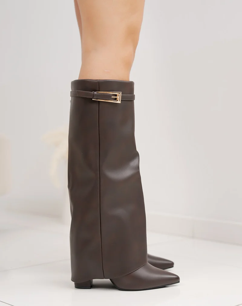 Bottes femme marron à revers élégantes avec lanière et boucle dorée