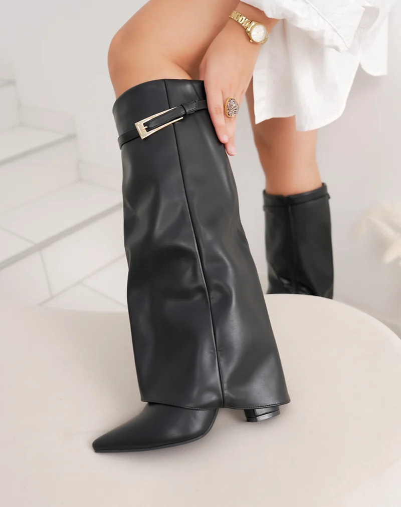 Bottes femme noires à revers élégantes avec lanière et boucles dorées