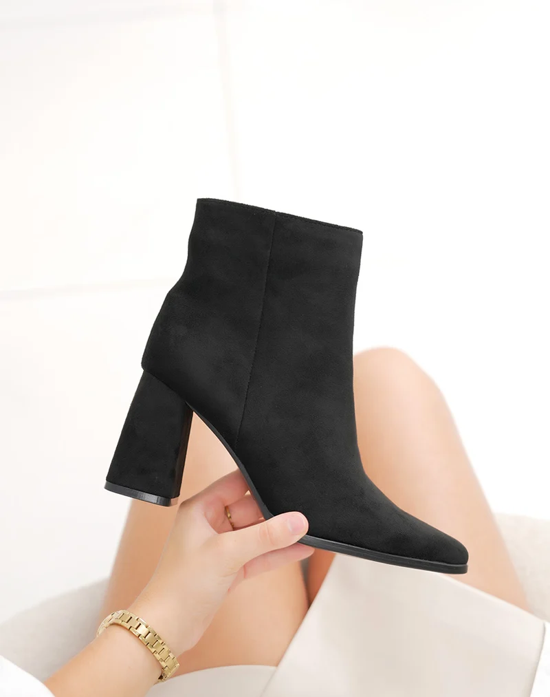 Bottines femme noires en suédine à talon carré chic et bout pointu