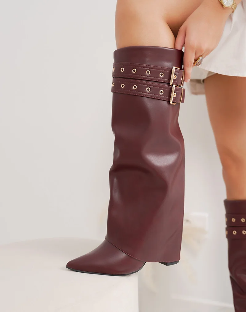 Bottes femme bordeaux à revers avec double lanière dorée et talon haut 9cm