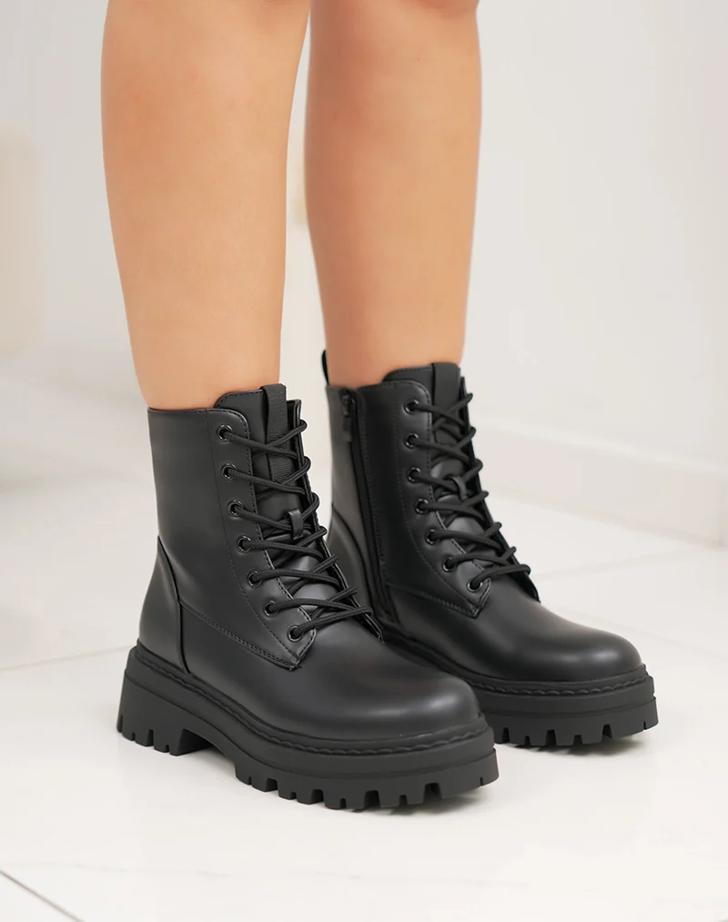 Bottines femme noires à lacets et semelle crantée épaisse avec talon carré 5cm