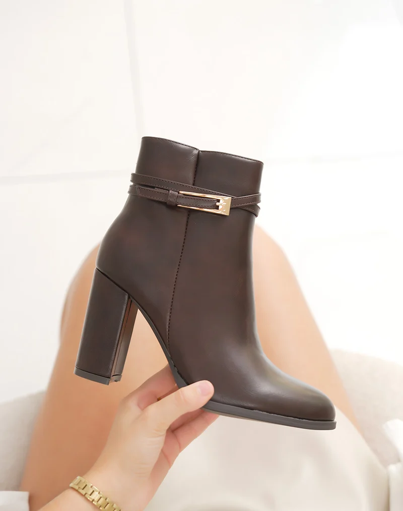Bottines femme marron à talon carré 9cm élégantes avec lanière dorée et bout pointu