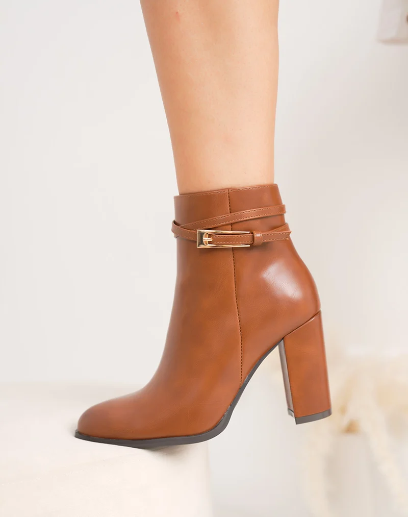 Bottines femme camel à talon carré 9cm élégantes avec lanière dorée et bout pointu