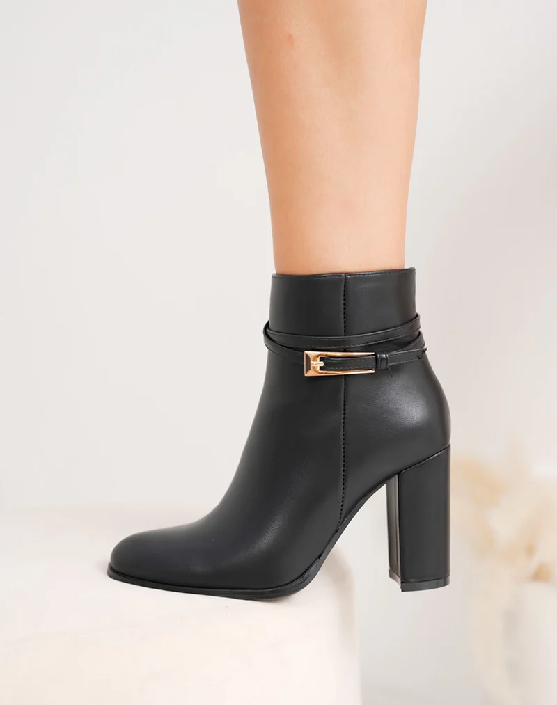 Bottines femme noires à talon carré 9cm élégantes avec lanière dorée et bout pointu