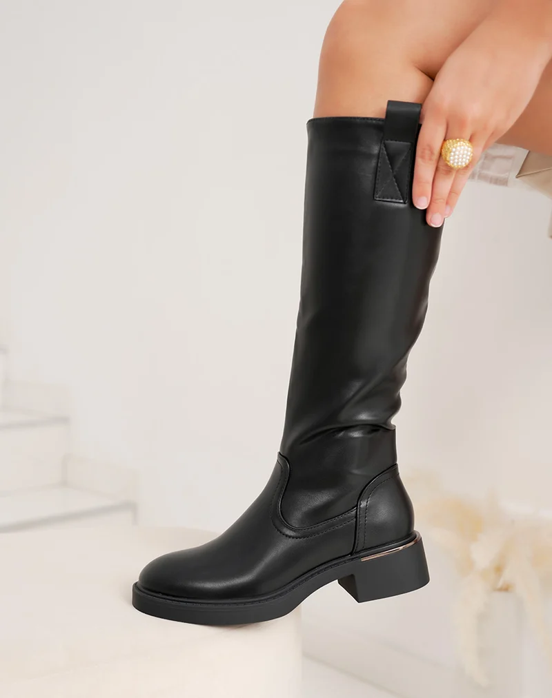 Bottes cavalières femme noires classiques avec détail doré et talon confortable