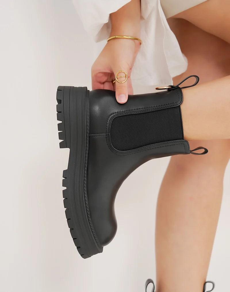 Bottines femme noires style chelsea tendance à semelle crantée et détail doré