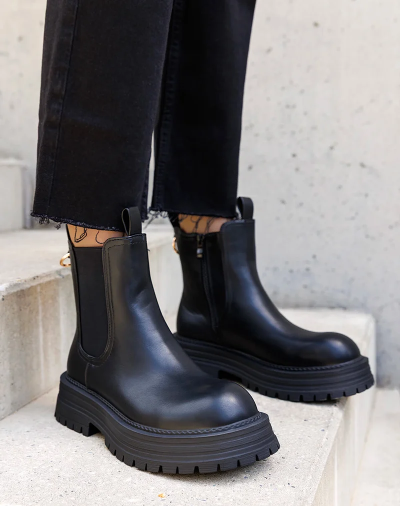 Bottines femme noires style chelsea tendance à semelle crantée et détail doré