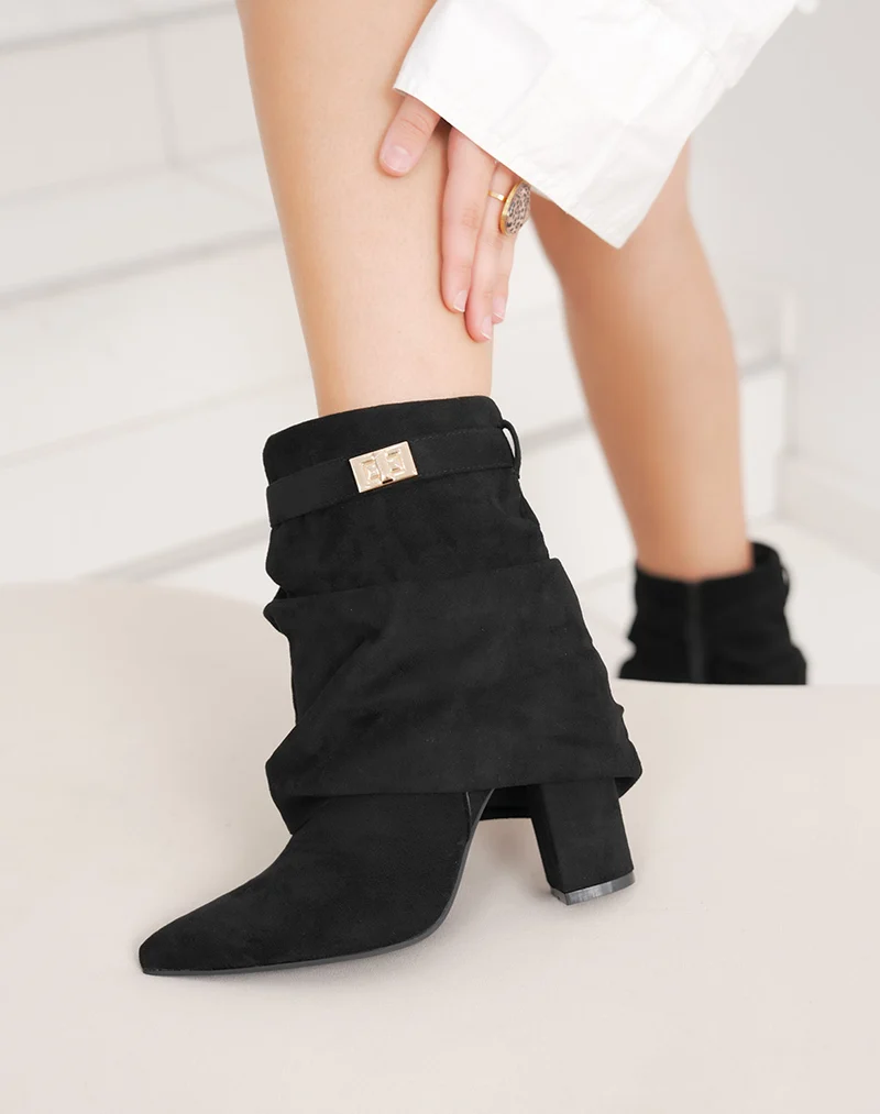 Bottine femme noire en suédine à talon haut élégante avec boucle dorée