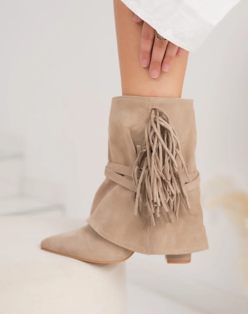Bottine femme beige en suédine à franges élégante et boucle dorée