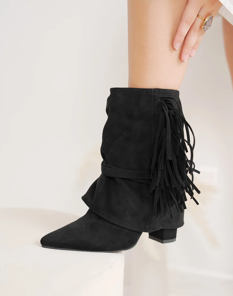 Bottine femme noire en suédine à franges tendance et boucle dorée