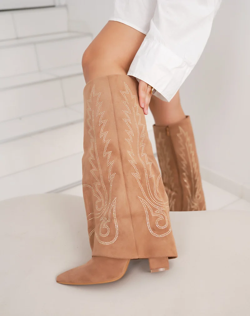 Bottes femme camel style santiags avec strass noirs tendance et bout pointu