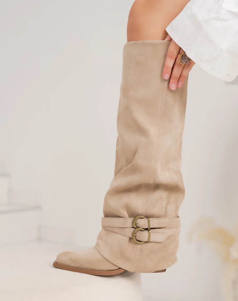 Bottes femme beige en suédine avec talon haut et boucle dorée stylée