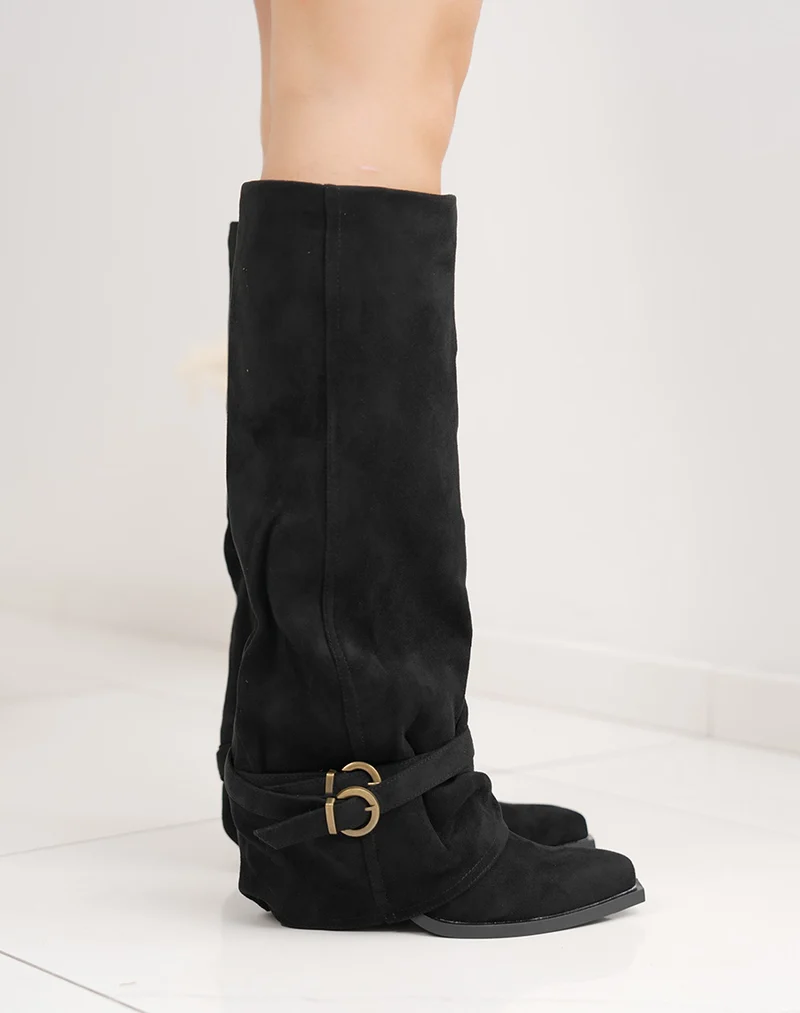 Bottes femme noires en suédine à talon haut avec boucle dorée chic