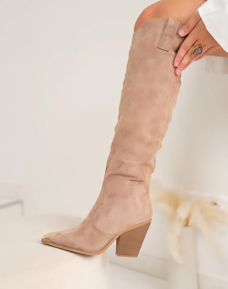 Bottes femme beige en suédine élégante à bout doré et talon biseauté