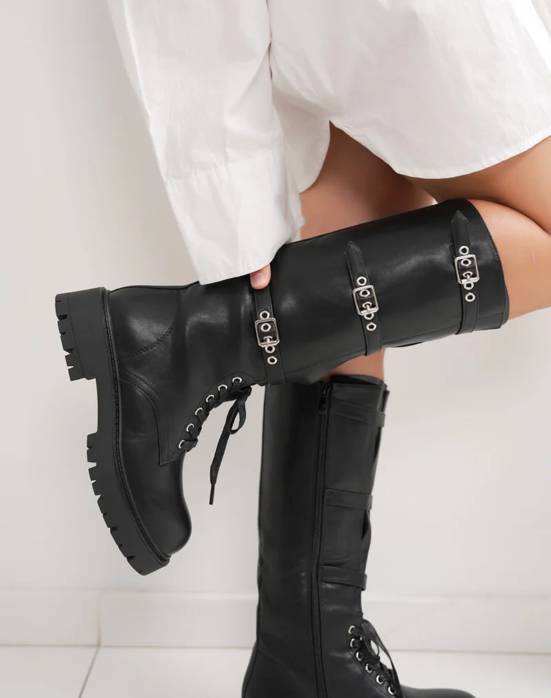 Bottes femme noires à lacets avec brides argentées tendance et semelle crantée