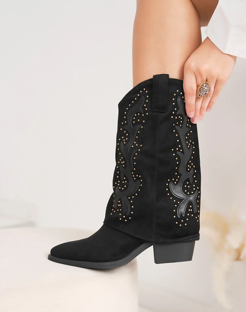 Bottines femme noires style santiags en suédine avec détails dorés et cuir