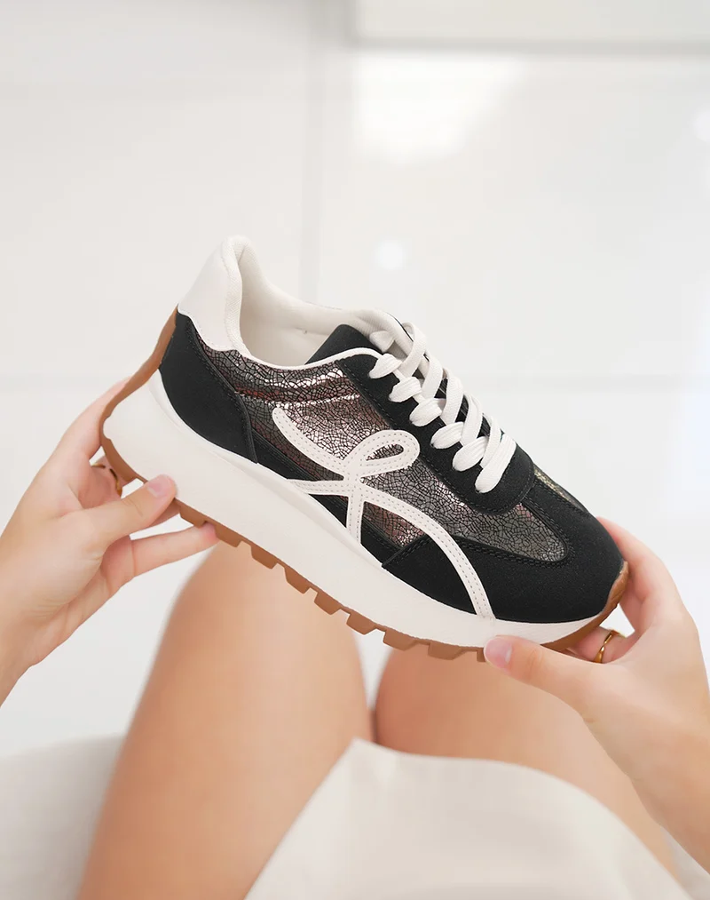 Basket femme noire tendance avec empiècement brillant et semelle blanche crantée