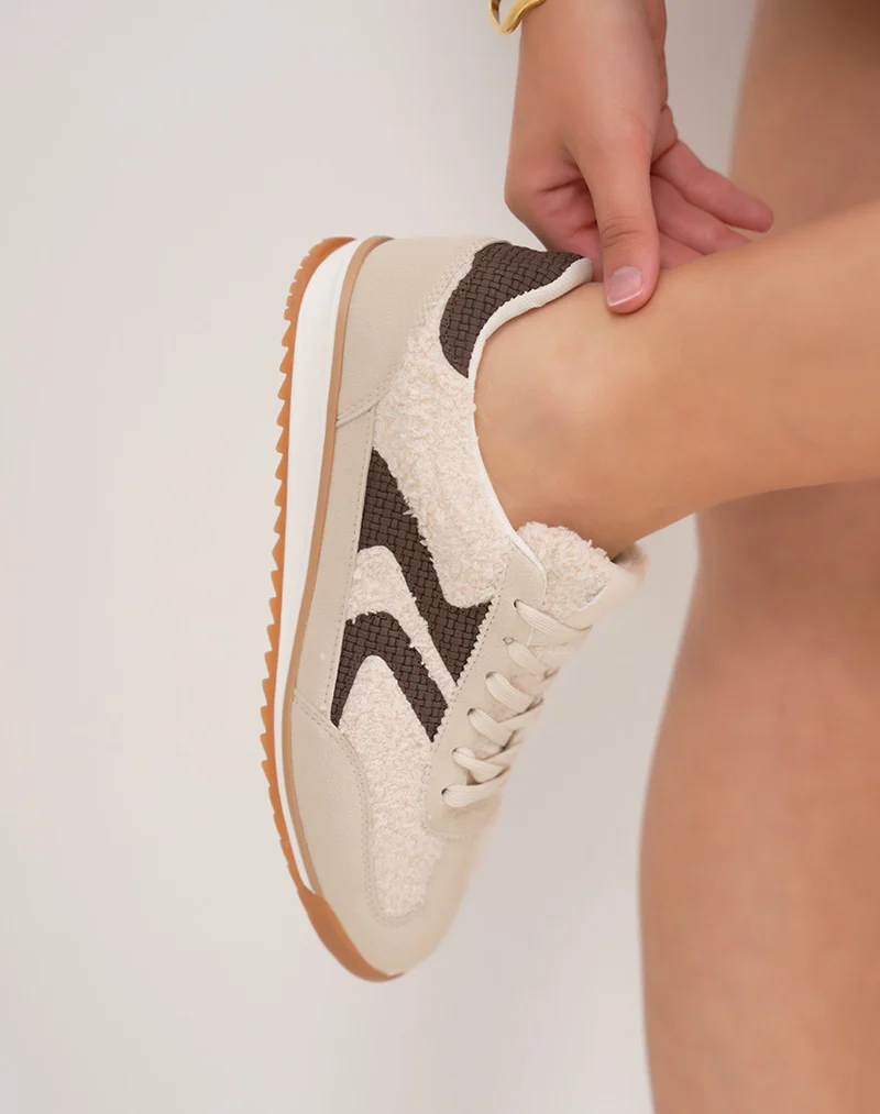 Basket femme beige basse tendance avec empiècements marron tissé et semelle contrastée