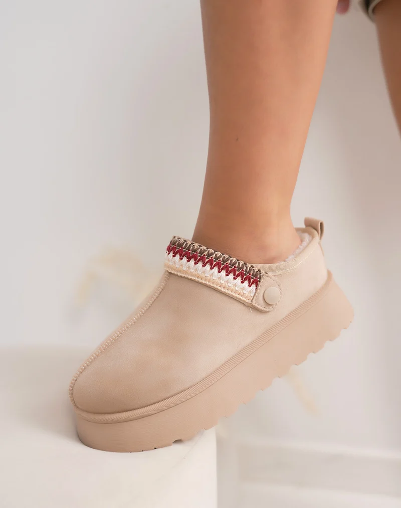 Mules femme beiges en suédine fourrée avec détail cousu ajustable