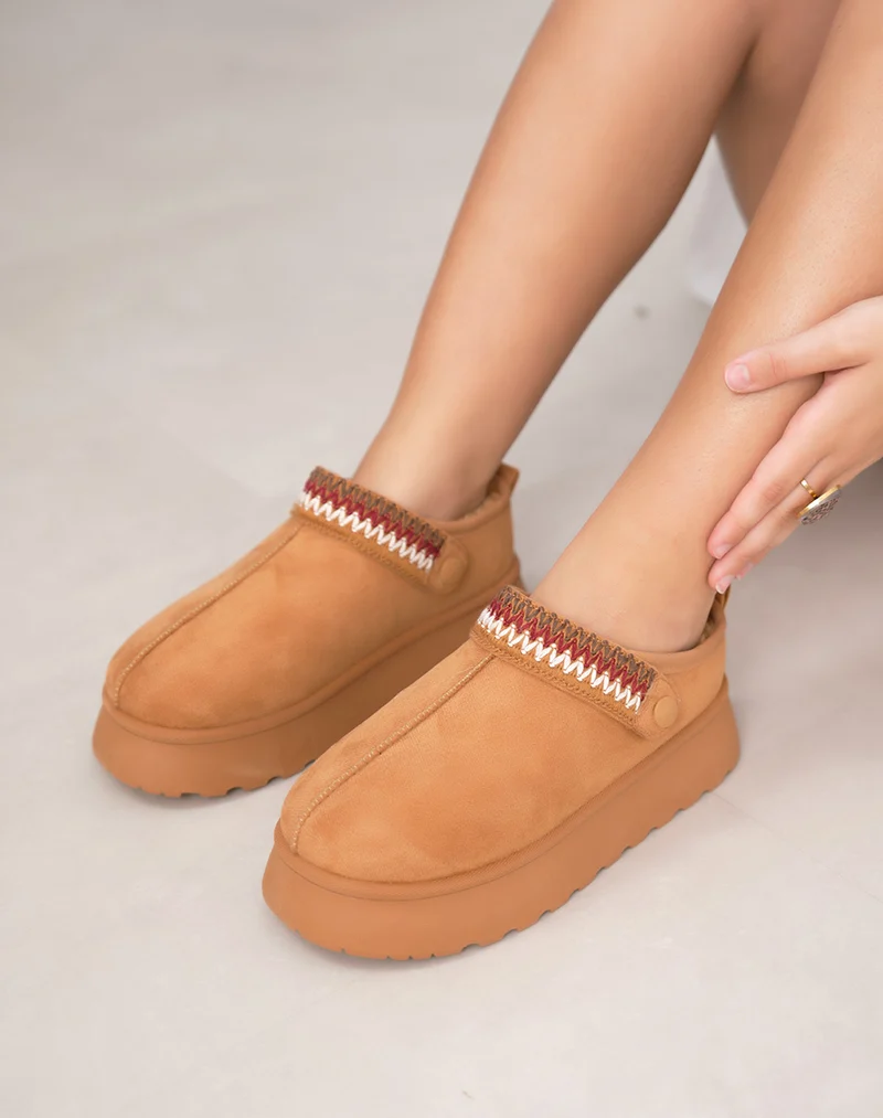 Mules femme camel en suédine fourrée avec détail cousu ajustable