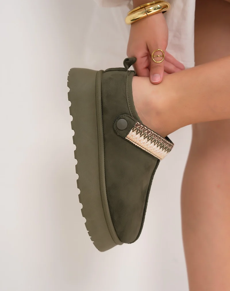 Mules femme vertes en suédine fourrée avec détail cousu ajustable