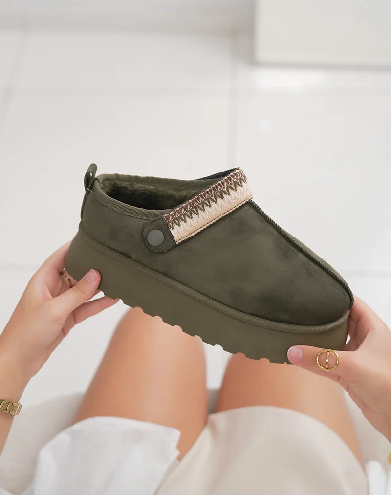 Mules femme vertes en suédine fourrée avec détail cousu ajustable