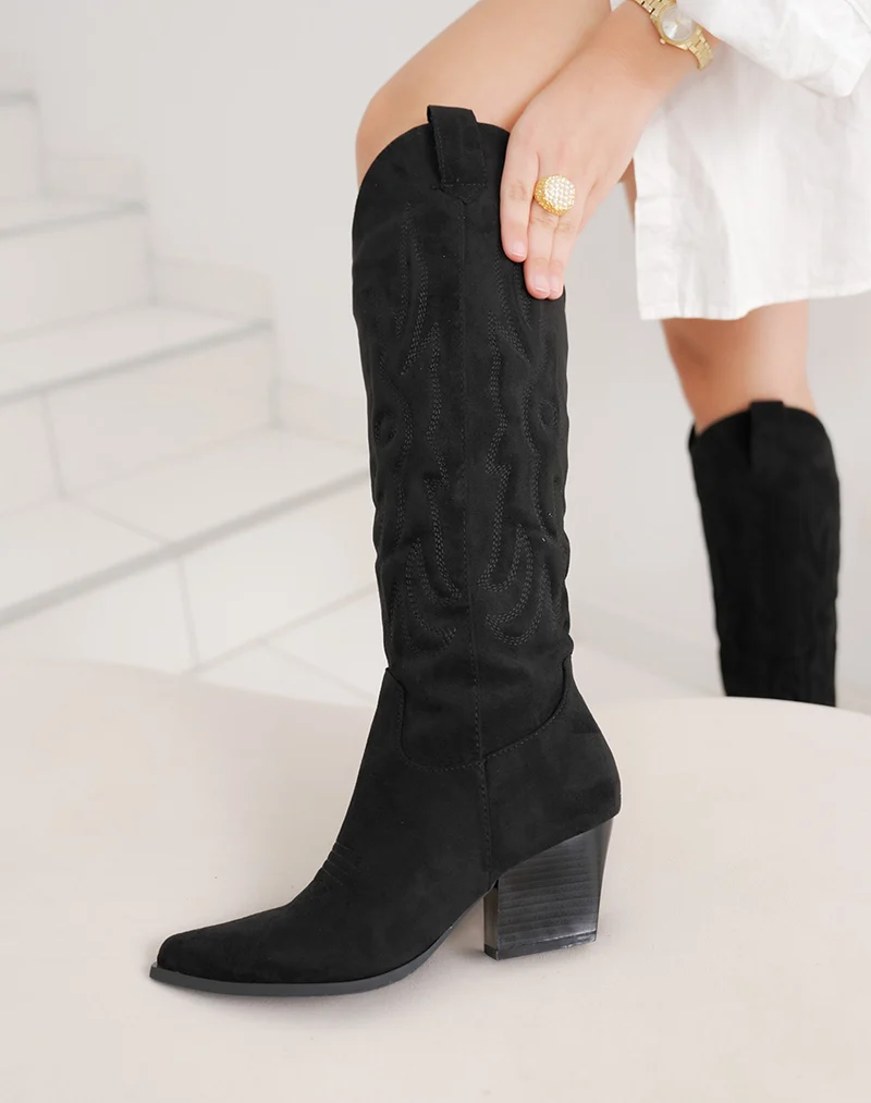 Botte femme noire style santiags haute en suédine avec bout pointu et talon biseauté