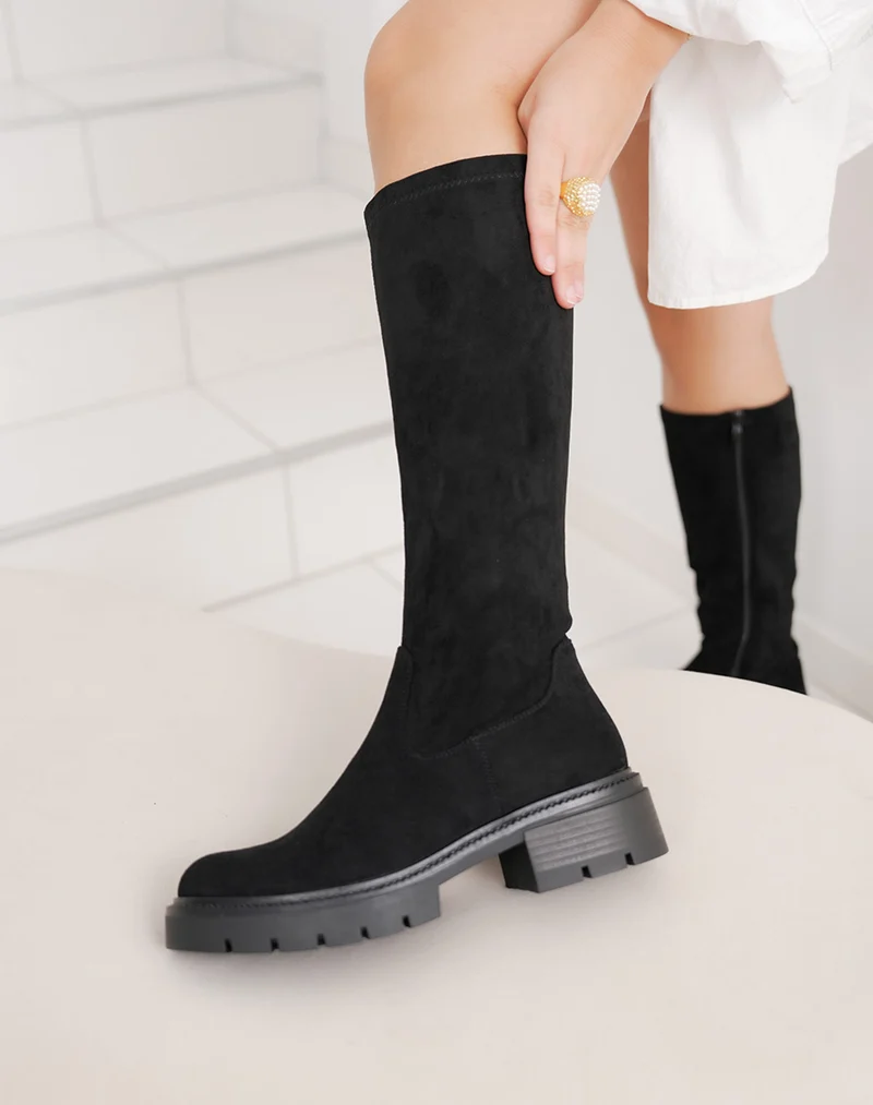 Botte femme noire en suédine effet chaussette à petit talon et bout rond