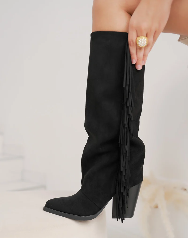 Bottes femme noires tendance en suédine avec franges, talon carré et bout pointu