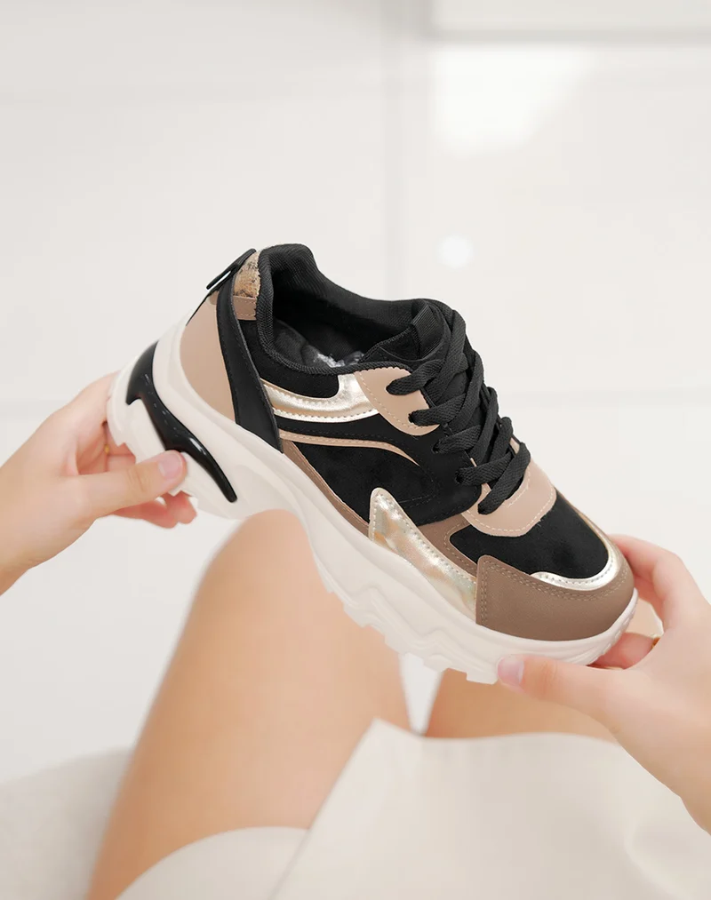 Basket femme noire tendance avec empiècements dorés et semelle crantée à bulle