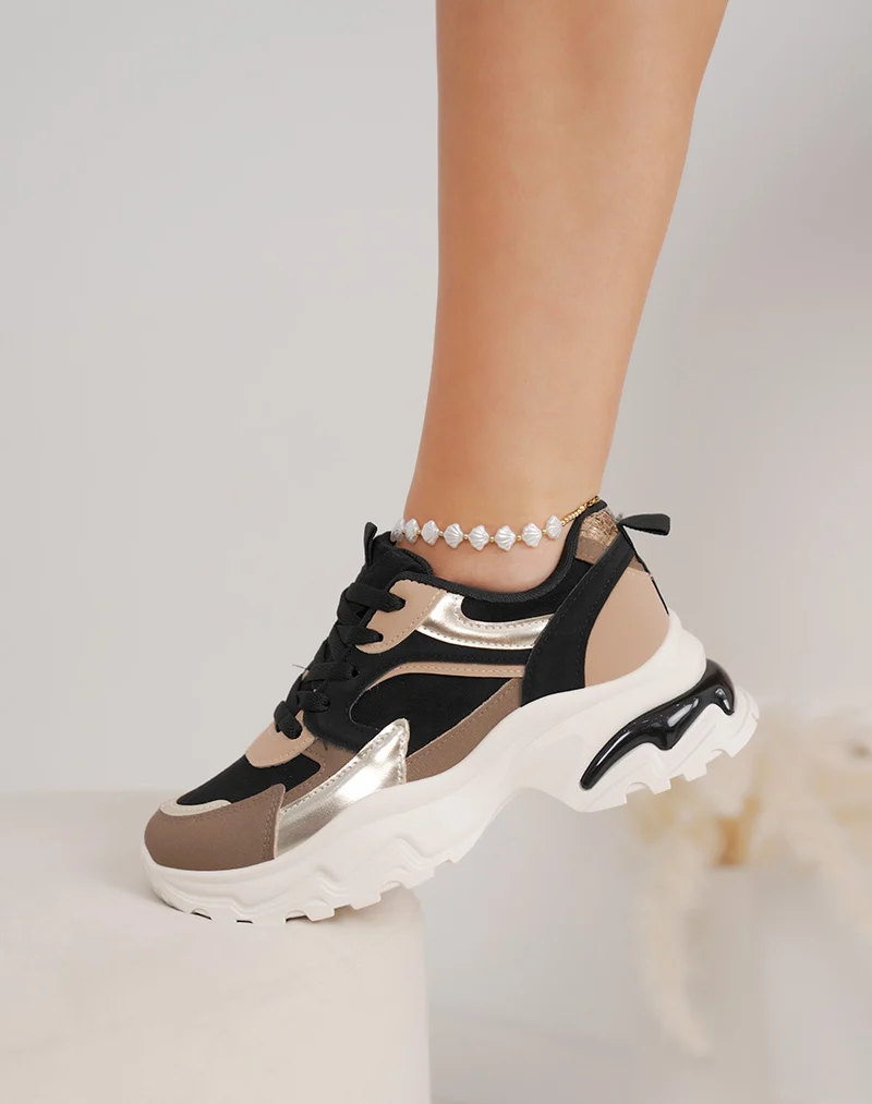 Basket femme noire tendance avec empiècements dorés et semelle crantée à bulle