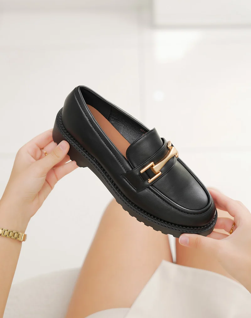 Mocassin femme noir chic avec bijou doré et semelle crantée confortable
