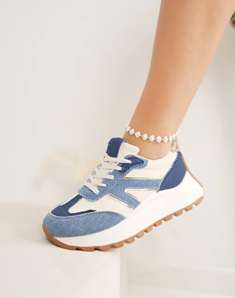 Basket femme beige tendance avec empiècements en jean et touche léopard
