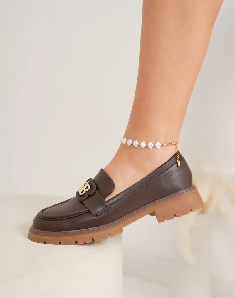 Mocassin femme marron tendance avec bijou doré et semelle crantée confortable