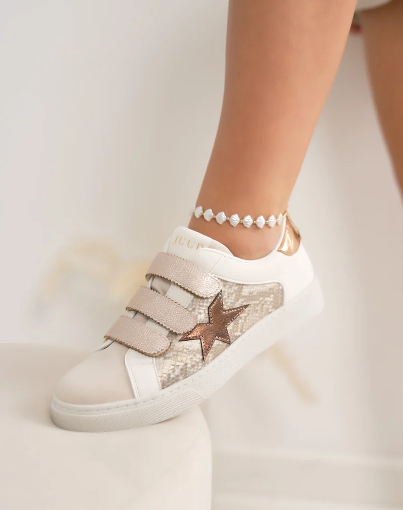Basket femme beige tendance avec scratchs irisés et étoile marron effet serpent