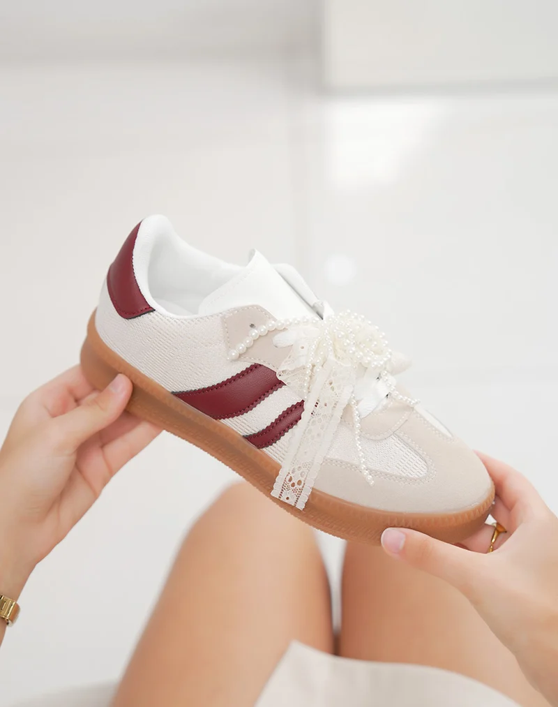 Basket femme beige élégante avec détails bordeaux et lacets perles et dentelle
