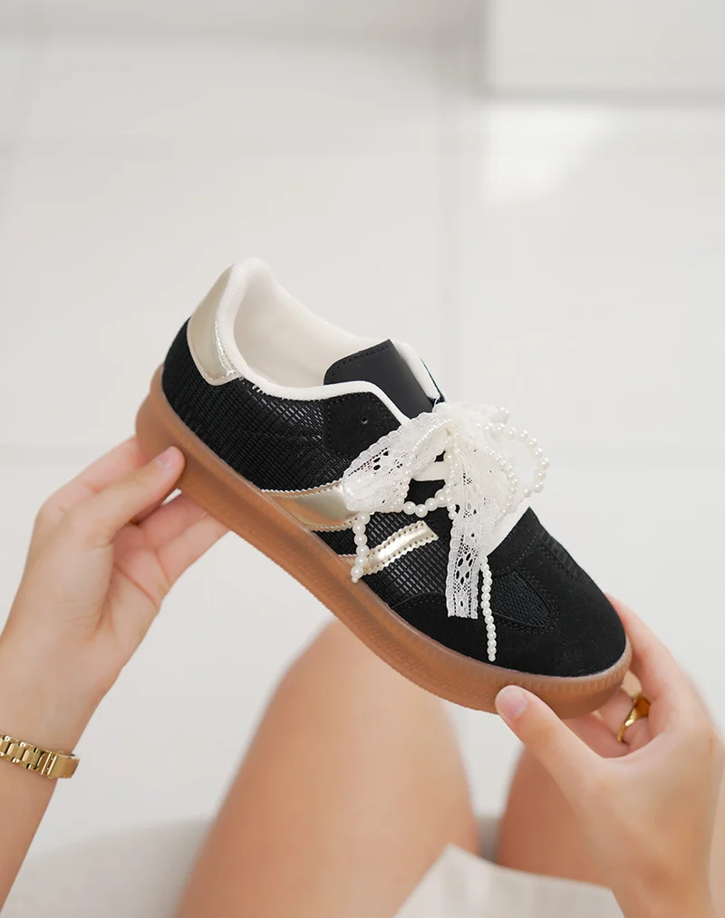 Basket femme noire élégante avec détails dorés et lacets en perles et dentelle
