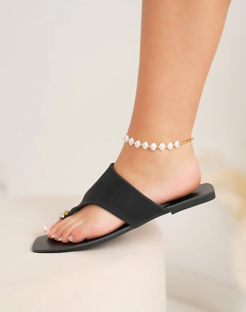 Mules femme noires en suédine – entredoigt élégant avec bijou doré et argenté