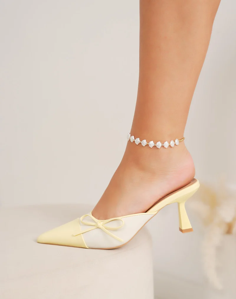 Escarpins femme beige et jaune – à bout pointu vernis avec nœud élégant