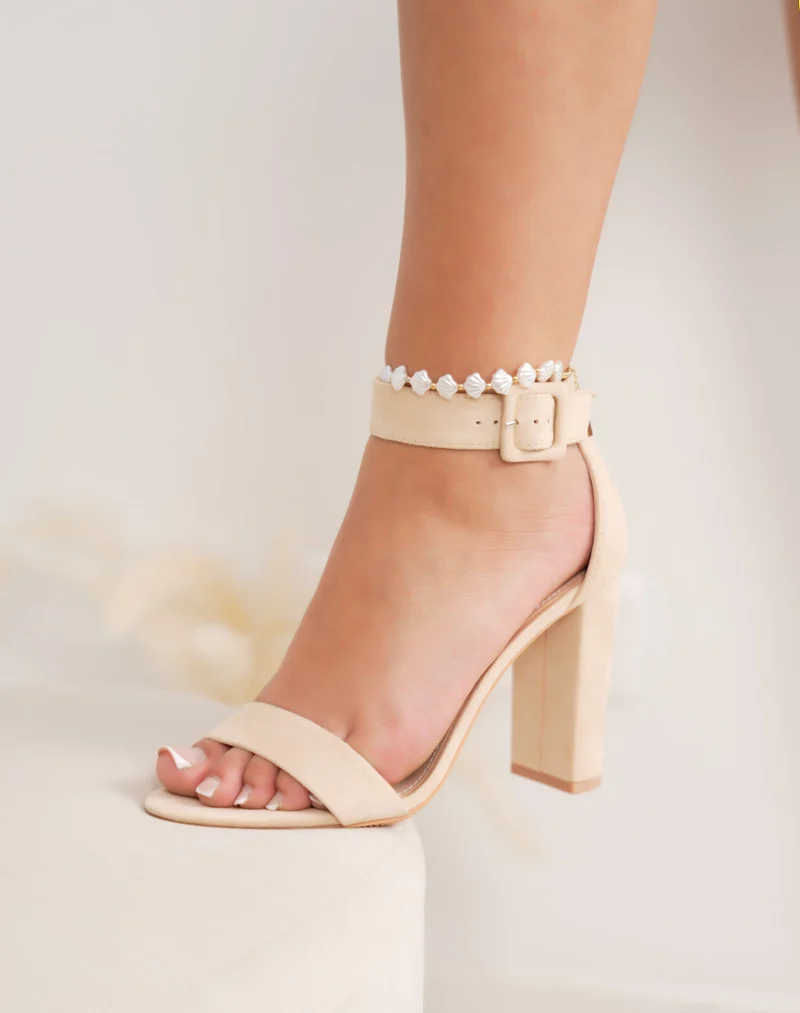 Sandales femme beiges à brides épaisses – suédine douce et talon carré de 9 cm élégant