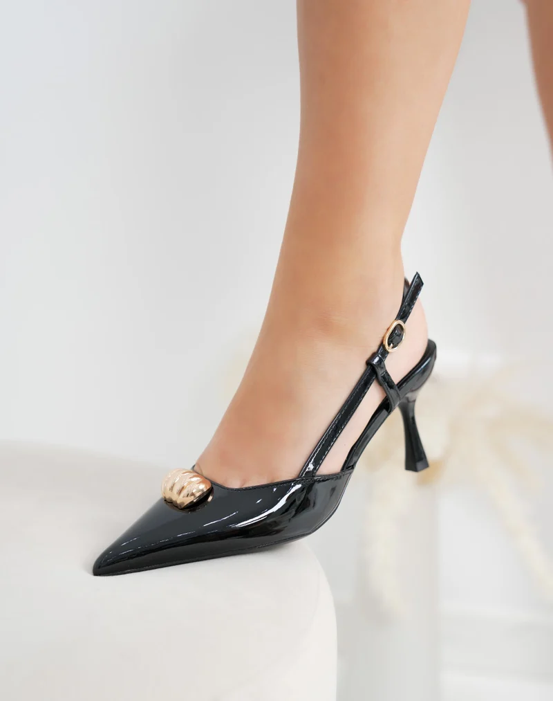 Escarpins femme noirs vernis élégants avec bijou doré et talon aiguille 8 cm