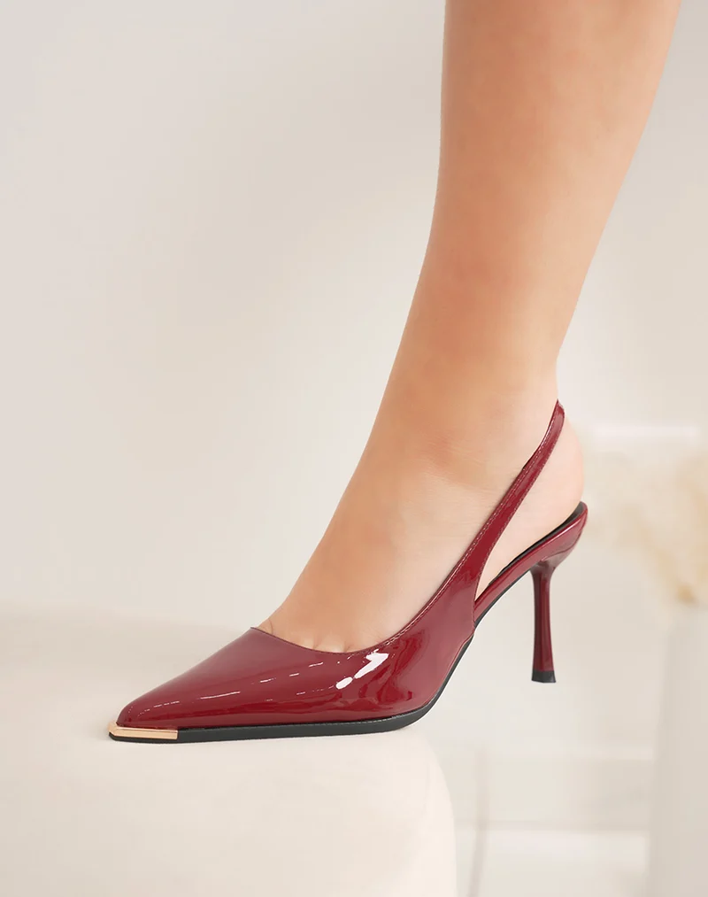 Escarpins femme bordeaux vernis à bout pointu avec bijou doré et bride arrière élégante