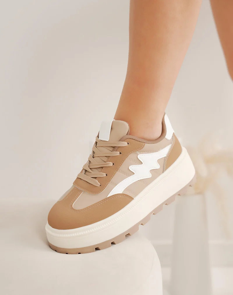 Basket femme camel en suédine avec empiècements blancs et semelle épaisse tendance