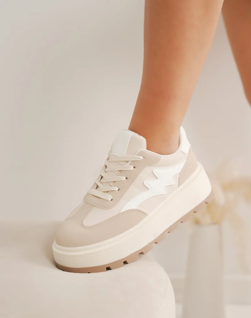 Basket femme beige en suédine avec empiècements blancs et semelle épaisse tendance